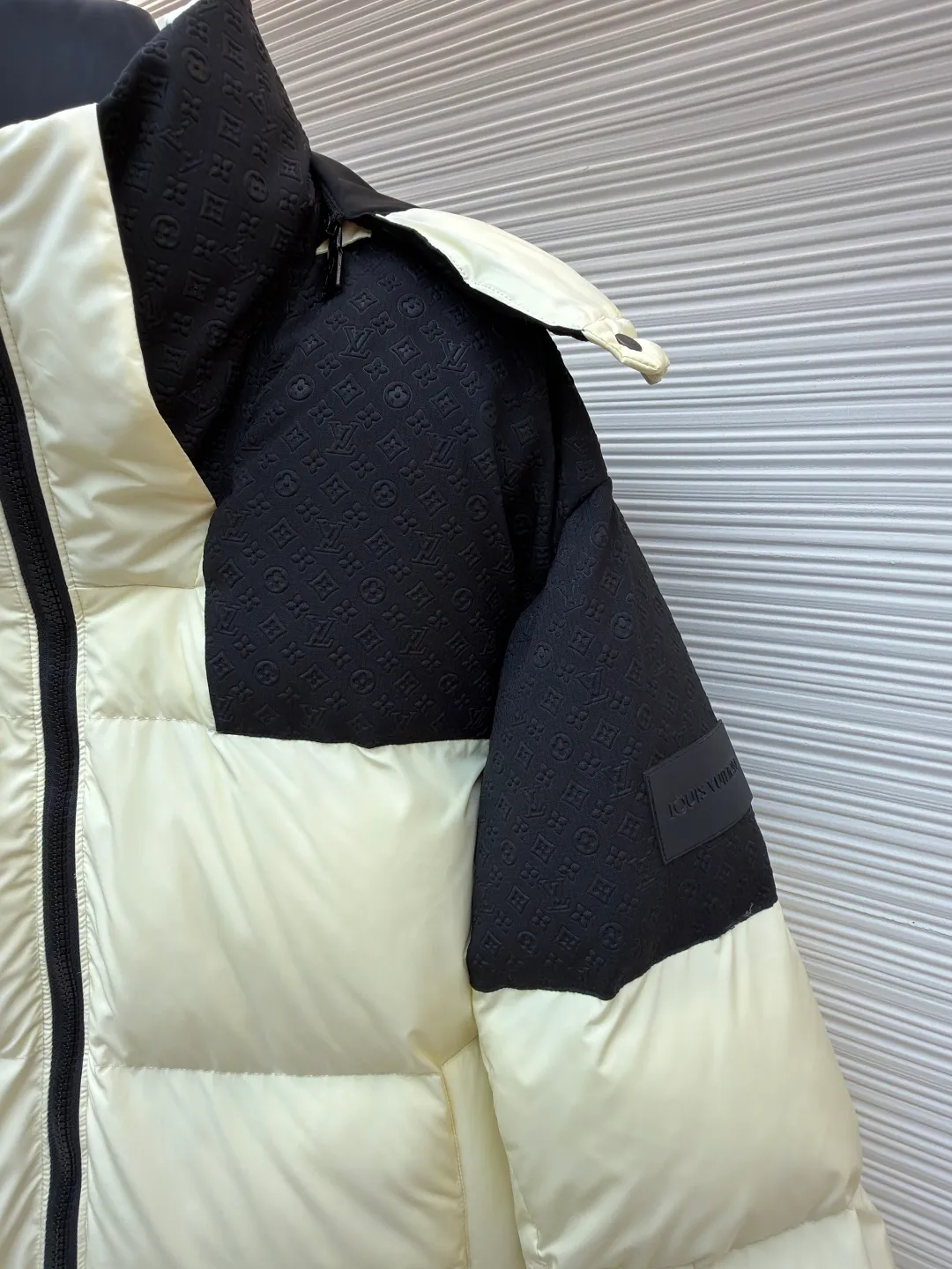 LOUIS VUITTON Positioned Pattern Belted Down Jacket ●Original version: Purchased and developed by 26829 ●Item No.: 1682101-D30 ●Fabric: White duck down fabric ●Technology: Mechanical down filling ●Color: Black and white color matching ●Type: Fitted version ●Weight: about 1105 grams ●Size: S-M-L-XL ●Description: This practical jacket combines temperature and style. The body is made of two fabrics of close tones, and the yoke and hood are made of Mini Monogram embossed material. The detachable hood is cleverly stored on the collar and sleeve sides, embellished with logo silicone patches and Ecodown© filling, which is lightweight and warm. Fabric 1: 92% nylon, 8% spandex; Fabric 2: 90% nylon, 10% spandex; Lining 1: 92% nylon, 8% spandex; Lining 2: 100% polyester Filling: 100% polyester; Trims excluded; detachable hood with ripstop yoke and embossed logo on hood, drawstring hem filled with 100% Ecodown© recycled polyester for easy care and lightweight texture, warmth and insulation. The overall wiring is straight and delicate, the fabric is comfortable and soft, and the color is consistent without color difference. It can be matched with the same style to create a fashionable look and control various occasions. Customized accessories, complete with three standards, same style for men and women!
